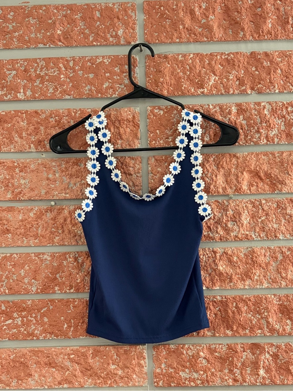 🌟 Daisy-Trim Tank Top